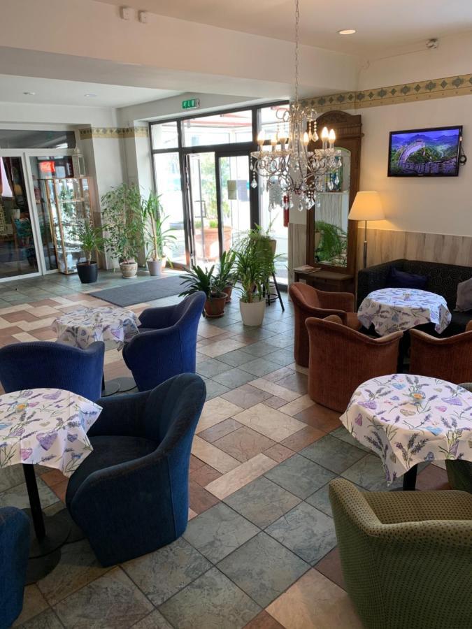 Nb Hotel With Free Parking Riga Exterior foto